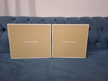 хеликс оригинал цена в оше: 2 ədəd original Michael Kors qutular.Biri ayaqqabı digəri krassovka