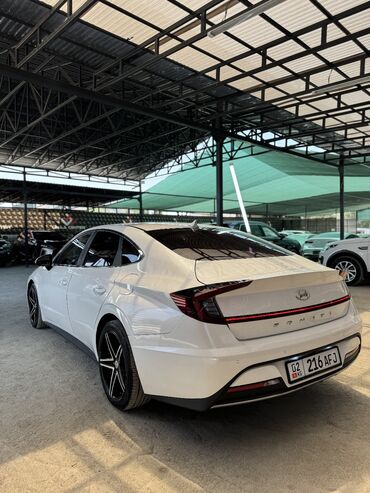 Hyundai: Белый седан Hyundai Sonata с современным дизайном кузова. Автомобиль — 3
