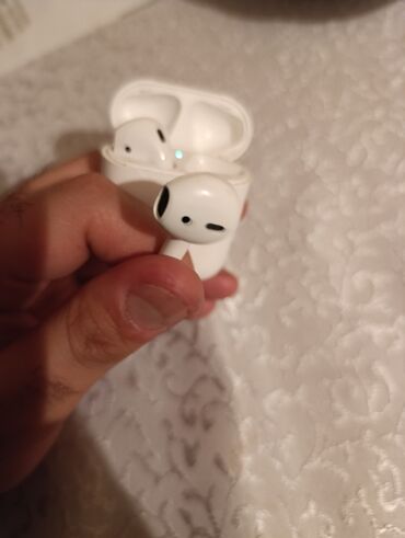 Qulaqlıqlar: Apple qulaqlıq airpods 2. 3 gün istifadə müddəti də verirəm. 69 azn