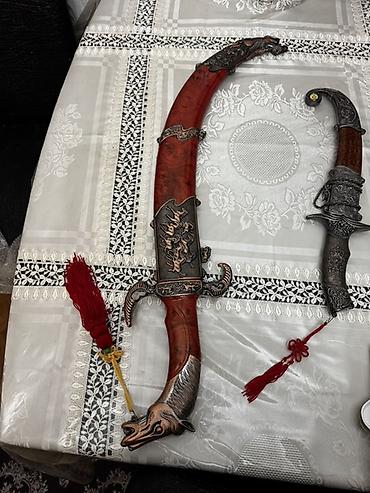 kəsik əl şəkilləri: Bəzəkli kolleksiya xəncəri - Qabza və qın: qırmızı ağac tonlarında — 3