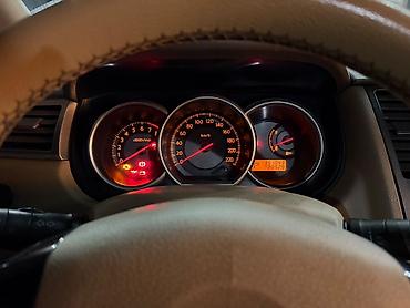 masin zapi: Nissan Tiida sedan – fərqli dizaynlı şəhər avtomobili 1,6 mator — 8