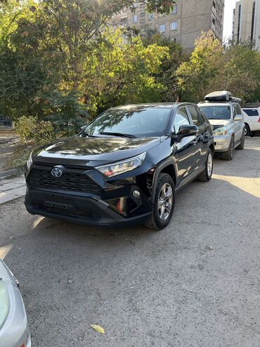 продаю аварийную машину: Toyota RAV4: 2021 г., 2 л, Автомат, Бензин, Кроссовер