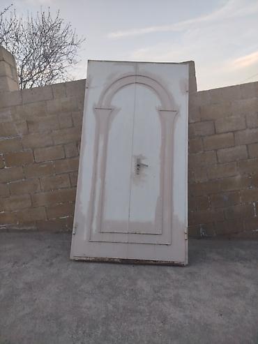 xalça işlənmiş: Taxta giriş/qapı paneli - Material: ağac əsaslı, möhkəm konstruksiya — 1