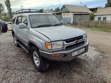 бампер фит ария: Серебристый внедорожник Toyota Hilux Surf, оснащенный багажником на