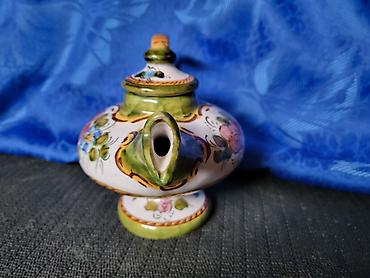 da li neko otkupljuje heklane stvari: Cajnik Deruta majolika oblik Aladinove lampe Italija iz 70ih godina — 10