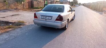 Mercedes-Benz 220: 2.2 l | 1995 il Sedan