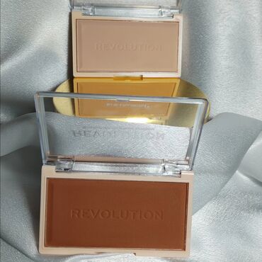 revlon colorstay puder nijanse: Dva Revolution bronzera u kompaktnom pakovanju. Jedan je svetliji, bež