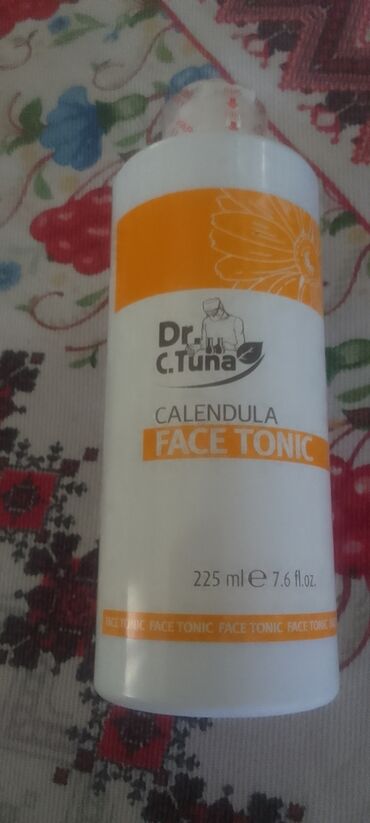 sprej za bubuljice na ledjima: Dr. C. Tuna tonik za lice sa nevenom, u beloj boci od 225 ml. Namenjen