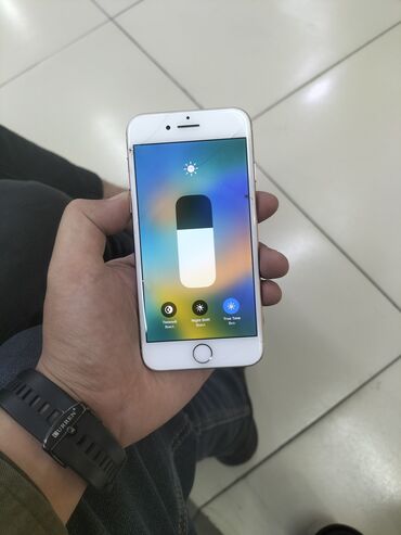 Apple iPhone: IPhone 8, Б/у, 64 ГБ, Золотой, Защитное стекло, Чехол, 72 %