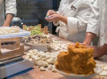 семейная пара для работы в загородном доме с проживанием: На постоянную работу требуется шеф повар- универсал. Пол значения не