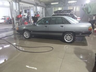 Audi 100: 1990 г., 2.2 л, Механика, Бензин, Седан