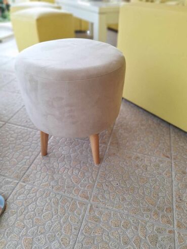 4m namestaj stolovi i stolice: 05. Tabure drvene nogice
45cm obim 48cm visina
63e