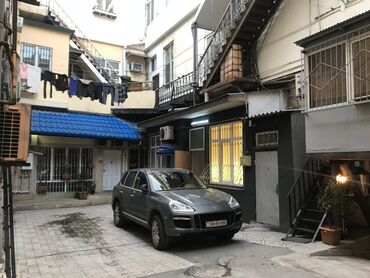 Binalar: Tarixi mərkəzdə yerləşən küçə mənzərəsi olan kommersiya obyektləri və — 3