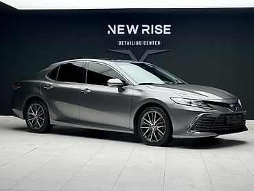Toyota Camry: 2023 г., 2.5 л, Автомат, Гибрид, Седан