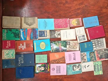 CD, DVD disklər və kassetlər: Müxtəlif mövzularda və janrlarda geniş çeşiddə kitablar təqdim olunur