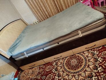 двуспальные деревянные кровати: Спальный гарнитур, Двуспальная кровать, Тумба, цвет - Бежевый, Б/у
