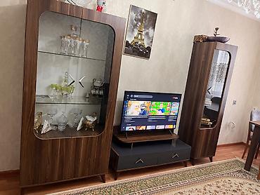 embawood tv stend: Qonaq otağı üçün mebel dəsti - Tərkibi: 1 böyük vitrin şkafı (şüşə — 1