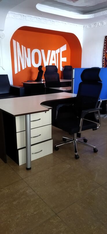 стульчик для мастера: Комплект офисной мебели, Стул, Тумба, Стол, цвет - Бежевый, Б/у