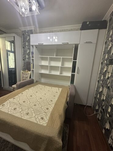 Uzunmüddətli kirayə mənzillər: Mətbəx hissəsində ağ rəngli modul mebellərlə təchiz olunmuş, qara -da lalafo.az — 12 Uzunmüddətli kirayə mənzillər: Mətbəx hissəsində ağ rəngli modul mebellərlə təchiz olunmuş, qara — 12