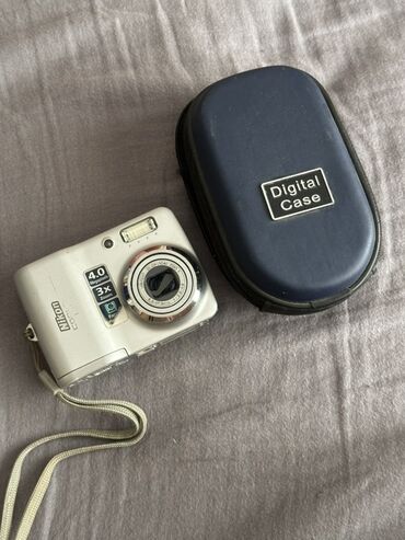 оригинальные расходные материалы polaroid набор стержней: Цифровая фотокамера Nikon Coolpix с разрешением 4.0 мегапикселей и