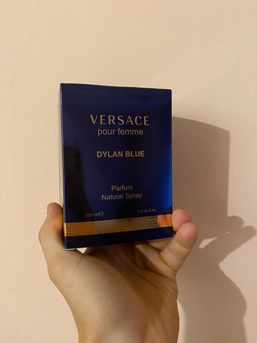 kosulja m: Versace Dylan Blue Pour Femme – cvetni voćni miris za žene. Otvara se