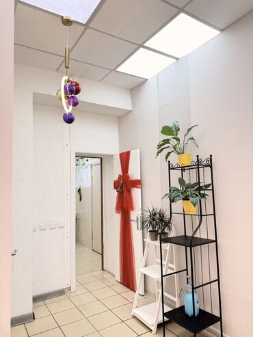 Бутики: Сдаю Бутик, 30 м², С ремонтом, Действующий, Без оборудования — 20