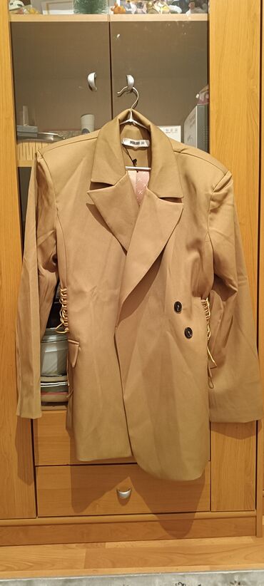 Пиджаки, жакеты: Продаю срочно женский пиджак размер 44 в светло бежевом оттенке
