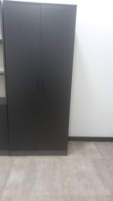 Masa və oturacaq dəstləri: Ofis mebelləri dəsti Tərkib: - Direktor masası: qara rəngdə, geniş iş — 8