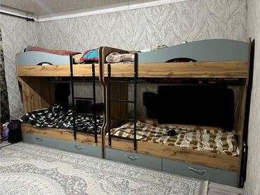 детская кровать ручная работа из дерева: Двухъярусная кровать для двух детей, оснащенная двумя спальными