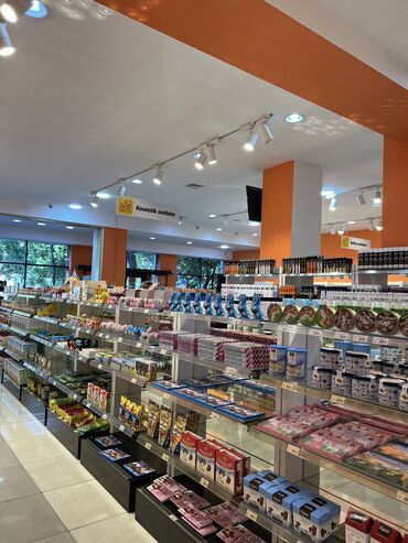 Rəf vitrinləri: Magaza ucun vitrinler hundurluk 1.50 en 090 sm. Divar vitrinleri ise — 16