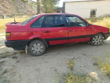 набор инструментов для авто: Представлен красный седан Volkswagen Passat B3. Автомобиль оснащен