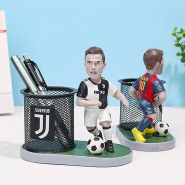 Oyuncaqlar: Suvenır qelem, karandaş qabı.futbolcularin fiqurui ile.Futbolcu — 3