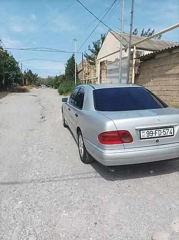 volkswagen polo 1: Mercedes-Benz E‑Class (W210) sedan – gümüş rəng. 1998 çi il 2.2 — 5