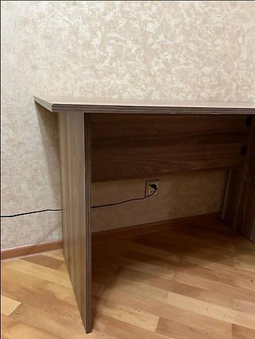 Офисная мебель на заказ: Sadə və funksional iş masası - Material: laminatlı DSP, açıq qoz — 3