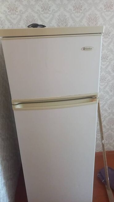 ветреный холодильник: Холодильник Electrolux, Б/у, Двухкамерный, De frost (капельный)