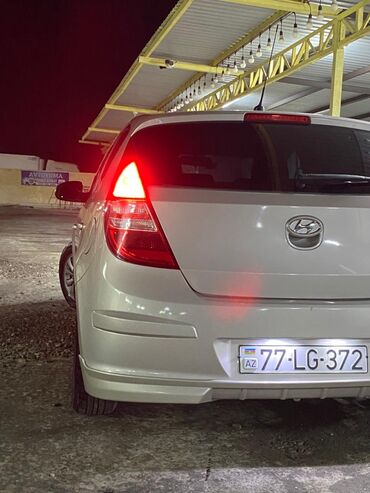 Hyundai: Hyundai i30 CRDi, gümüşü rəng, hetçbek kuzov. Xüsusiyyətlər: - Dizel — 11