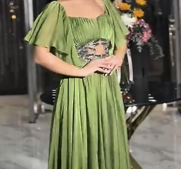 green good lux: Zeytun-yaşıl rəngdə uzun ziyafət/plaj tərzli don - Model — 3