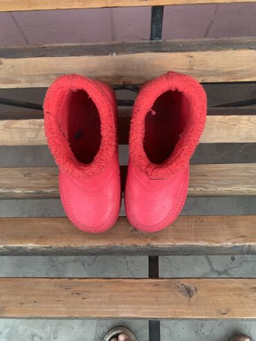 Детская обувь: Продаю галоши, красные 27 размер а черные галоши идут в подарок