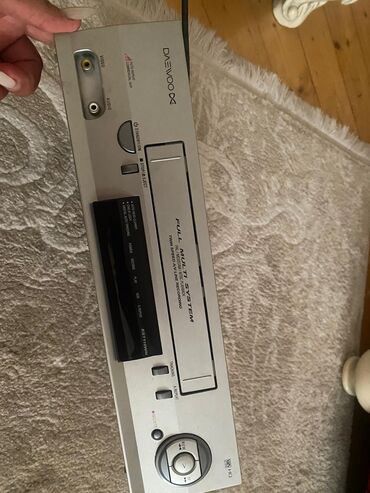DVD və Blu-ray pleyerlər: Daewoo markalı, gümüşü rəngli videomaqnitofon. Bu "FULL MULTI SYSTEM"