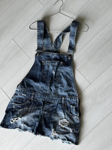 Gündəlik donlar: Nisan markasına məxsus, mavi rəngli, denim parçadan olan şort tulum
