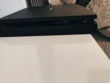 Sony PlayStation 4 Slim modeli qara rəngdədir.1 Tb Əla vəziyyətdədir
