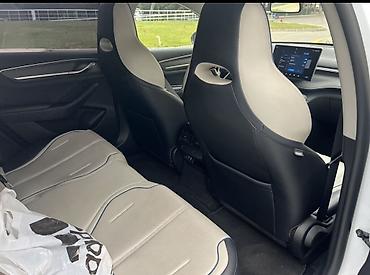 byd acar: BYD sedan – ağ rəng, müasir dizayn və aerodinamik kuzov.Taxşı — 5