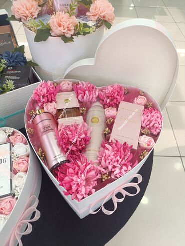 Xonça: Hediyyelik ve xoncaliq parfum destleri sifarisle bezedilir.Sofarisler