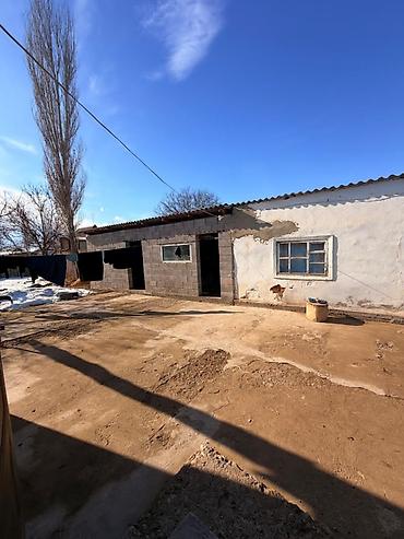 Продажа коттеджей и домов: Продаётся дом с большим двором и хозяйственными постройками. - — 2