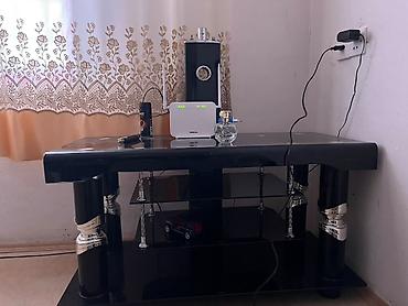 Qara şüşə televizor/mediastend - Material: parlaq qara temperli şüşə