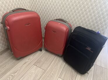 продаю дорожный чемодан: Представлен комплект из трех предметов багажа: двух чемоданов разных