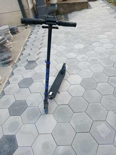 Trotineti, skejtbordovi i hoverbordovi: Na prodaju dva trotoneta, jedan je marke Cirvit nosivosti do 100 kg, a — 7