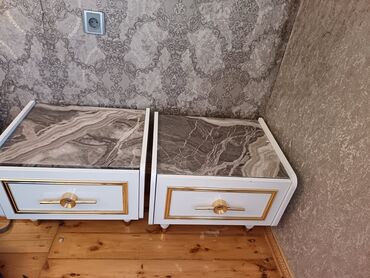 Yataq otağı dəstləri: Qızılı haşiyəli yataq dəsti. Dəstə iki ədəd tumbuçka, bir ədəd güzgülü