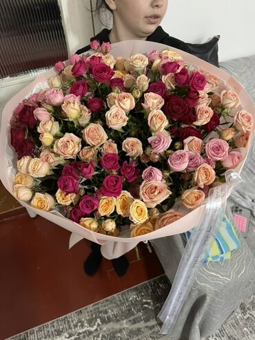 декоративные цветы: Большой букет кустовых роз в круглой шляпной упаковке. - Состав