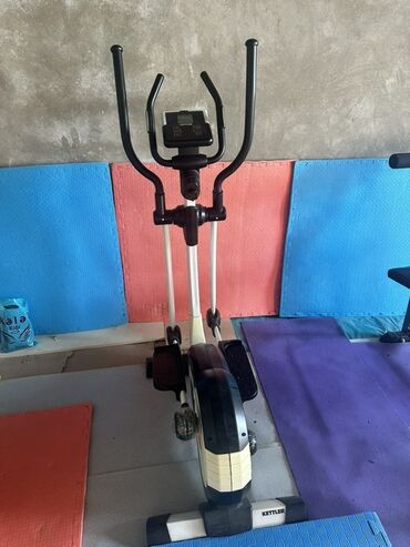 Əlcəklər: Kettler markalı elliptik məşq aləti. Qara və krem rənglərinə malikdir